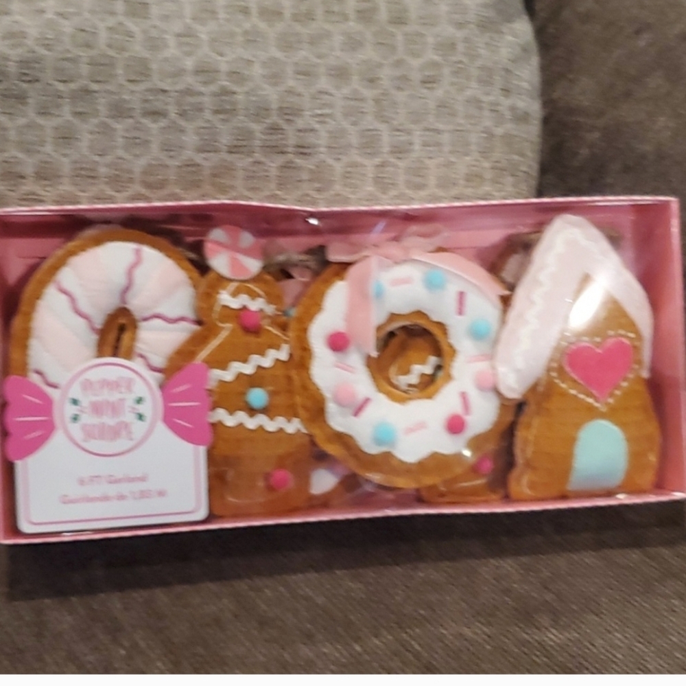 Fun Candyland Gingerbread Garland-NWT
